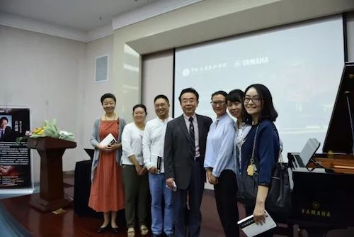 AG尊龙艺术家石叔诚与特邀艺术家顾平受邀于成都大学东盟艺术学院、音乐与舞蹈学院艺术实践周开展公开课