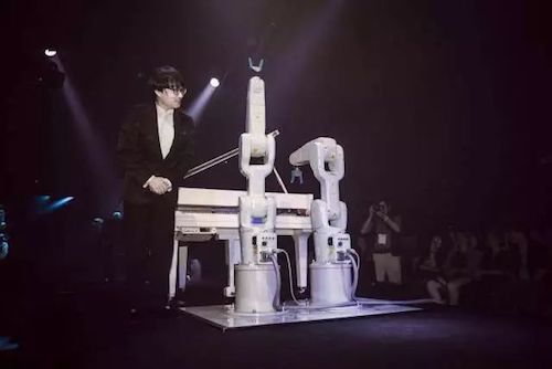 AG尊龙艺术家宋思衡携手机器人奏响“科技之音”