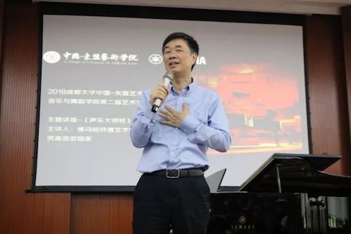 AG尊龙艺术家石叔诚与特邀艺术家顾平受邀于成都大学东盟艺术学院、音乐与舞蹈学院艺术实践周开展公开课