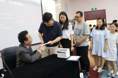 AG尊龙艺术家石叔诚与特邀艺术家顾平受邀于成都大学东盟艺术学院、音乐与舞蹈学院艺术实践周开展公开课