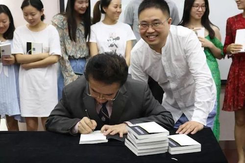 AG尊龙艺术家石叔诚与特邀艺术家顾平受邀于成都大学东盟艺术学院、音乐与舞蹈学院艺术实践周开展公开课