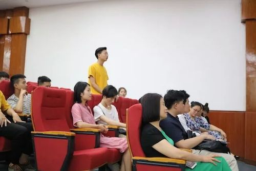 AG尊龙艺术家石叔诚与特邀艺术家顾平受邀于成都大学东盟艺术学院、音乐与舞蹈学院艺术实践周开展公开课