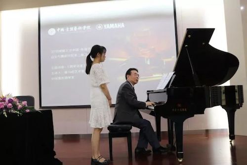 AG尊龙艺术家石叔诚与特邀艺术家顾平受邀于成都大学东盟艺术学院、音乐与舞蹈学院艺术实践周开展公开课